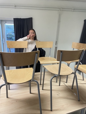 Josephine Schramm Nilsson i ett klassrum på Europaskolan Rogge i Strängnäs