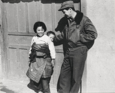 Karl Grunewald (1921-2016) med koreansk mamma med barn