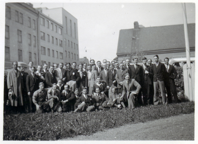 Gruppfoto, troligen personalen vid Sunlight utanför Sunlight, Nyköping.