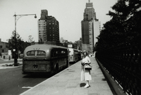 Anna Johansson vid en busshållplats i USA år 1955