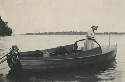 Gertrud Höglund i en träbåt