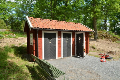 WC och förråd vid Hyltinge hembygdsgård.