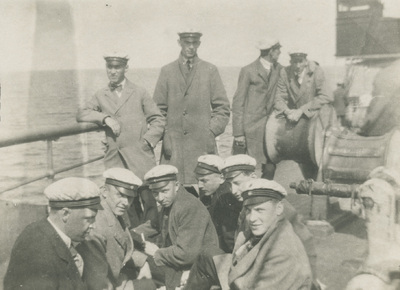 En grupp män ombord på en båt