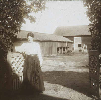 Kvinna vid Krokeks gästgivaregård i Krokek, Norrköping