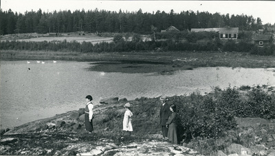 familjen Karl Walther med Lidökna i bakgrunden. Öknasjön efter sänkning 1927.