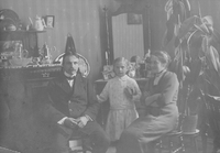 Möbelsnickare Gerhard Carlsson, NK:s verkstäder, med fru Eleonora och dottern Elly i sitt hem på Vattengränd 5 i Nyköping, år 1916