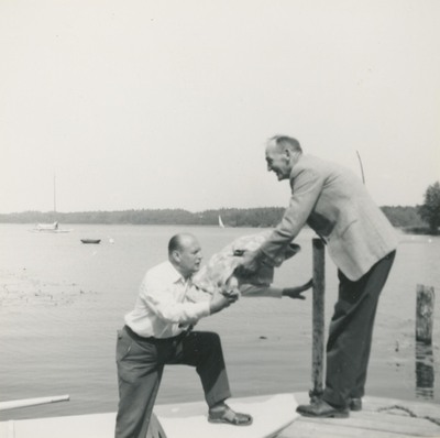 Peter Gemzell och Ture Eklöf vid bryggan