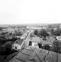 Utsikt norrut över Hospitalsgatan från S:t Nicolaikyrkan i Nyköping år 1961