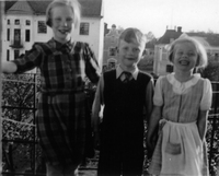 Ulla-Christina och Kurt med Agneta Schnell i Nyköping 1943
