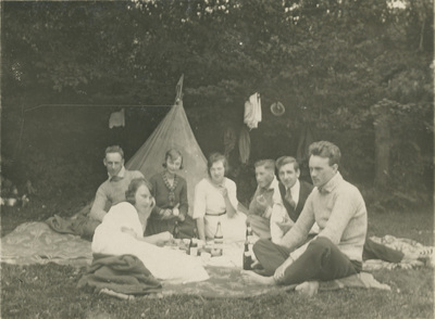 Einar Höglund med vänner på picknick
