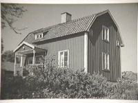 Skräddarstugan med manbyggnad uppförd 1930.