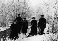 Gruppfoto i vintertid, Maria Andersson (Ahlstrand) sannolikt flickan till vänster