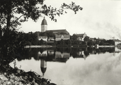 Kyrkberget i Strängnäs från Djäkneholmen mot nordväst.