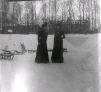 Två kvinnor och slädar vintertid, 1890-tal
