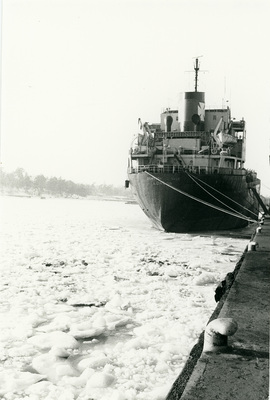 Fartyg vid kajen i Oxelösunds hamn, vintern 1986