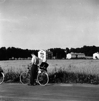 På cykeltur i Oppeby, Sigurd Eriksson med dotter Gudrun år 1954