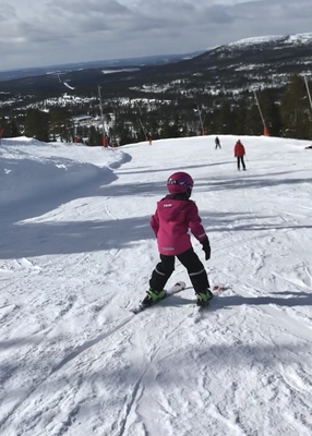 Stina åker skidor
