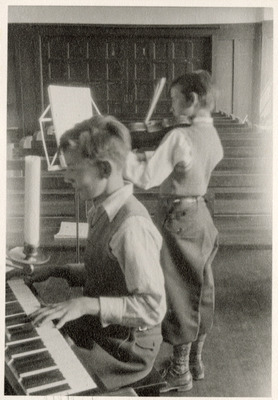 Två elever spelar musik på Solbacka Läroverk i Stjärnhov, 1933