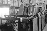 Tappmaskinen för öl eller läsk vid Nyköpings Bryggeri, 1950-tal