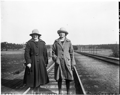 Två kvinnor på järnvägsspår