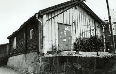 Klostergatan 16 i Strängnäs. Uthusets timrade vägg mot Trappgränd
