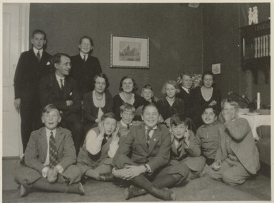Grupporträtt på elever, husmödrar och lärare av Solbacka Läroverk, 1932