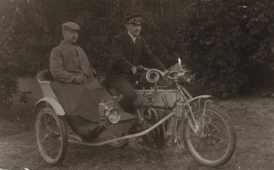 Två män på motorcykel med sidovagn