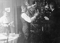 Julafton hos Ahlstrand, Mauritz Ahlstrand (1898-1995) närmast kameran