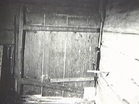 Dörr med trägångjärn på loftet i loftbod