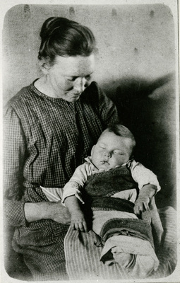 Frida Söderholm med sonen Arne år 1919