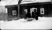 Helgesta prästgård, sällskap i snö, foto år 1917