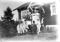 “Fru P.F., P.F., Julia, Alphonse, Louise, Carl, S.I., Ivar, Vinblad” Solbacken i Oxelösund, tidigt 1900-tal