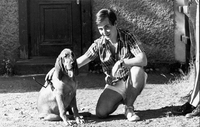 Magnus Josephson med blodhunden Berta vid Rockelstad omkring år 1972