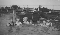 Gruppfoto om sex personer som badar. I