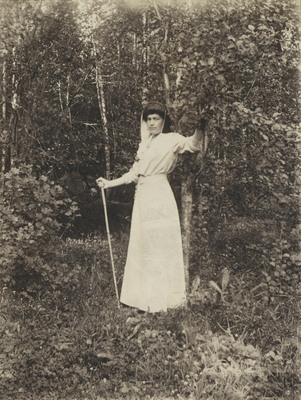 Porträtt av en kvinna i skogsglänta