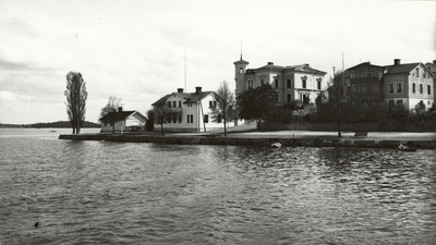 Strängnäs. Foto från båt mot Hörngården och Kungsberget 1.