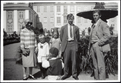 Familjen Daniel och Alma Larsson vid Eriksbergs slott.