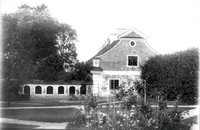 Trädgårdsmuren och gavelhus vid Ökna säteri i Floda socken