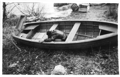 Kalle skrapar båten ca 1950