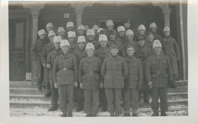Gruppfoto av män i uniform