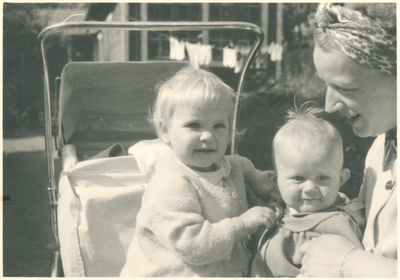 Agneta Pinner med dottern år 1946