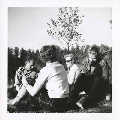 Lärare från Solbacka Läroverk och sina makar på en picknick vid Kyrksjön i Stjärnhov, 1950-tal