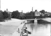 Fiskbron med bryggeriet i bakgrunden, Nyköping, tidigt 1900-tal