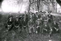 Gruppfoto, herrar i kostym och hatt, Husby-Oppunda socken, troligen 1920-tal