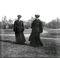Två kvinnor i parken vid Ökna säteri i Floda socken, 1890-tal