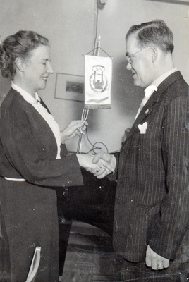 Erik Uhrbom emottar ett standar 1946