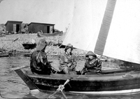 Gunnar Sundström, Maja Sundström och Karin Solberg i en lotsbåt vid Hävringe 1909