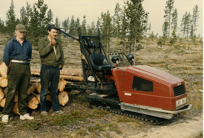 Två män vid en bandvagn