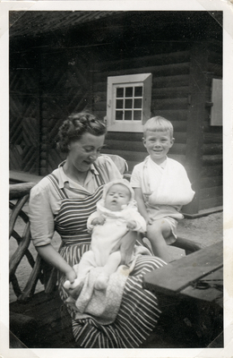 Karin Wohlin med nyfödda Yvonne år 1942