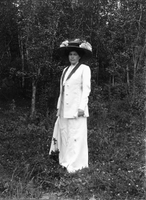 Ung flicka med stor hatt prydd med blommor omkring 1910